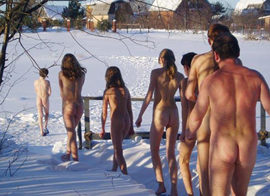 Winter-Nudist-Family-12.jpg